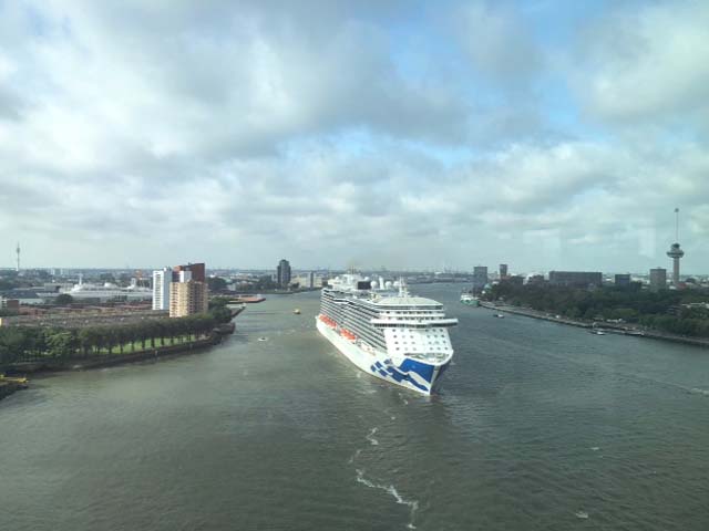 ruiseschip ms Royal Princess van Princess Cruises aan de Cruise Terminal Rotterdam